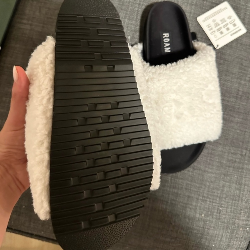 NWT roam Sherpa sandals with personalized “Mrs” branded on size 8 - Picture 3 of 3